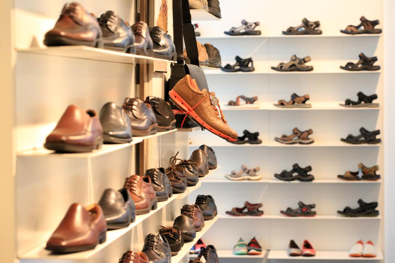 Shoes on the shelf at the shoe store image - Free stock photo - Public ... Shoes on the shelf at the shoe store image - Free stock photo - Public ...